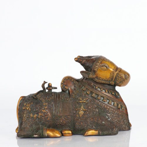 Vastu-compliant Nandi idol facing Shiva Lingam