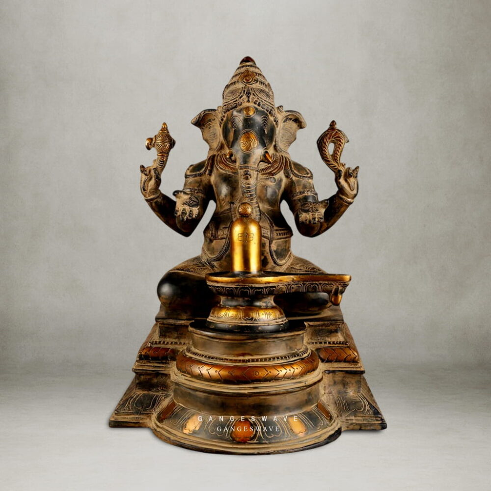 Ganash Murti Worshipping Shivlingam