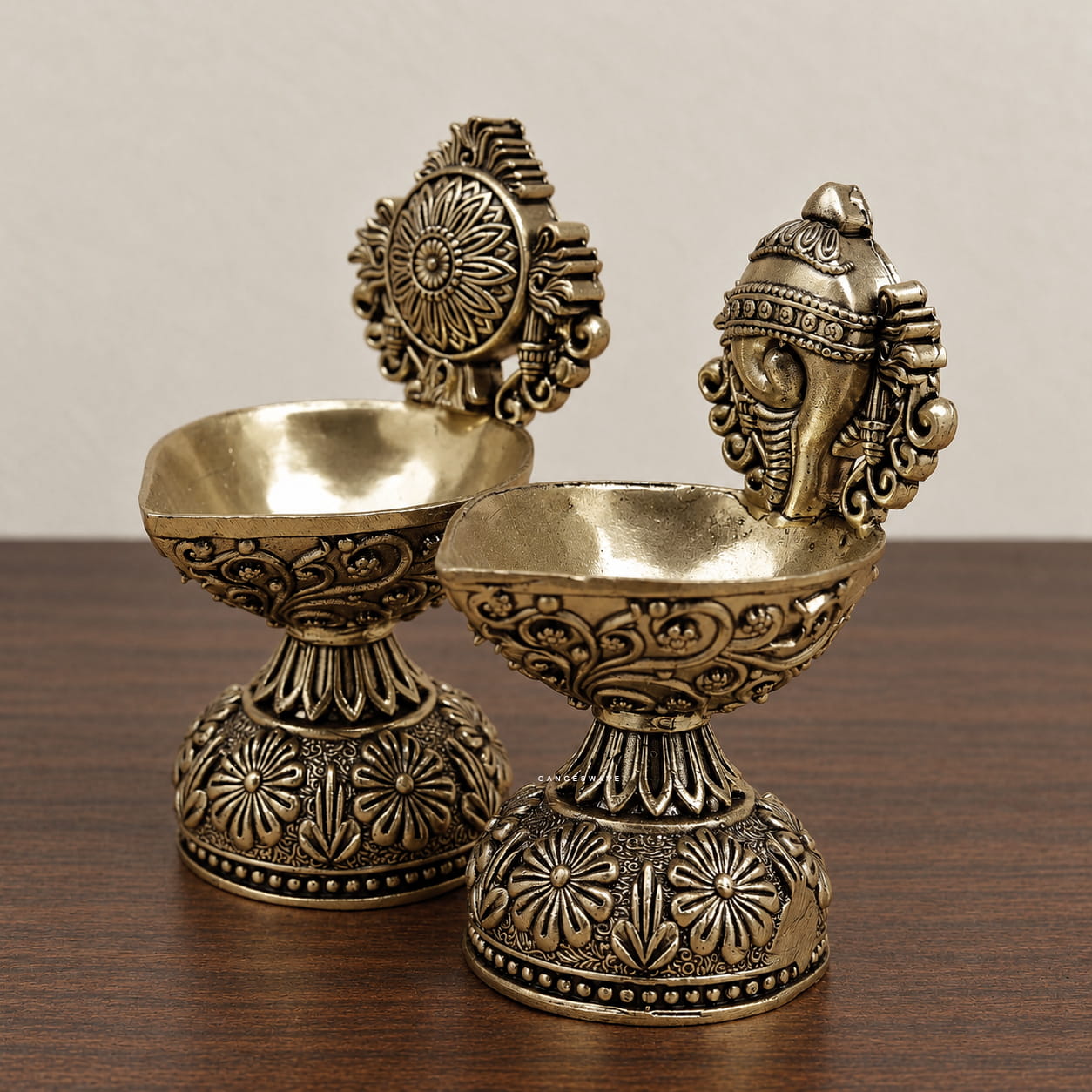 Sankha Chakra Brass Diya - 4 inches - Image 3